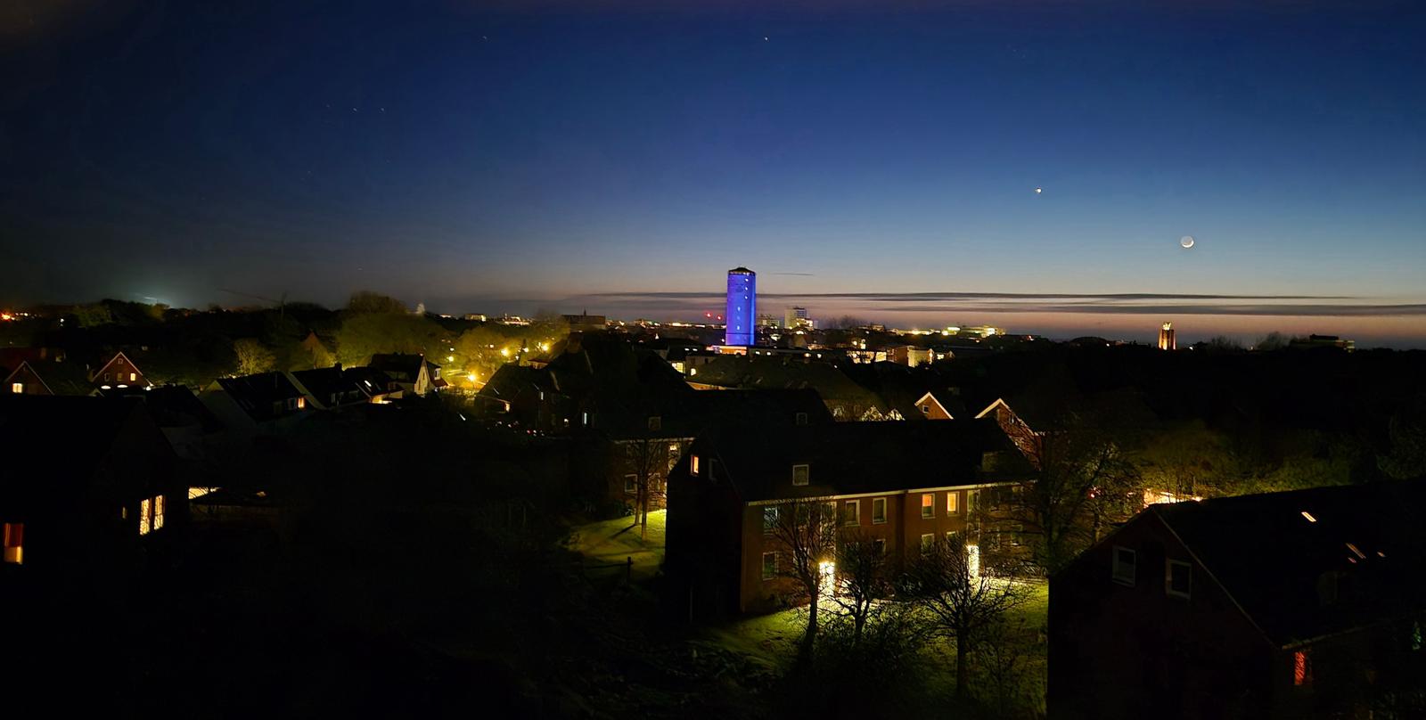 Der abendliche Blick vom Balkon, mit Sicht auf den beleuchteten Wasserturm  und dem Wahrzeichen der Insel "Das Kap"