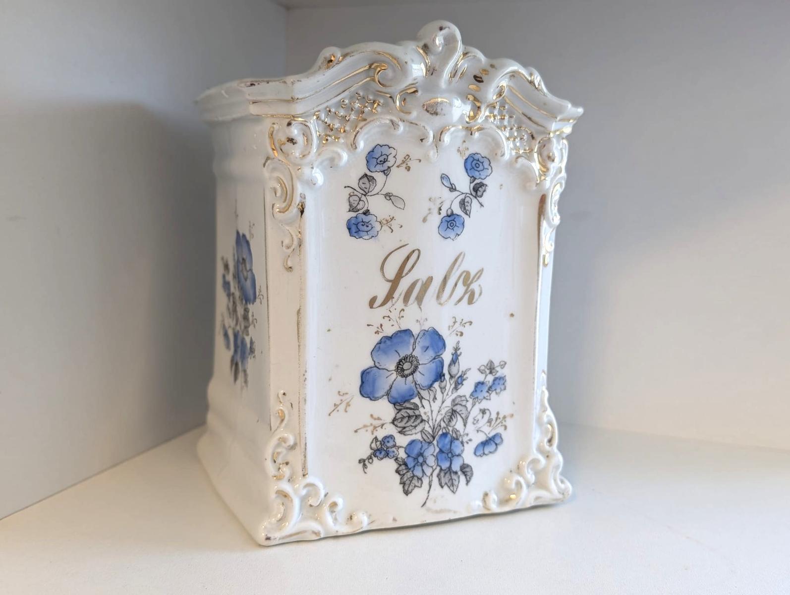 Weißer Salzstreuer mit blauen Blumen und goldener Verzierung