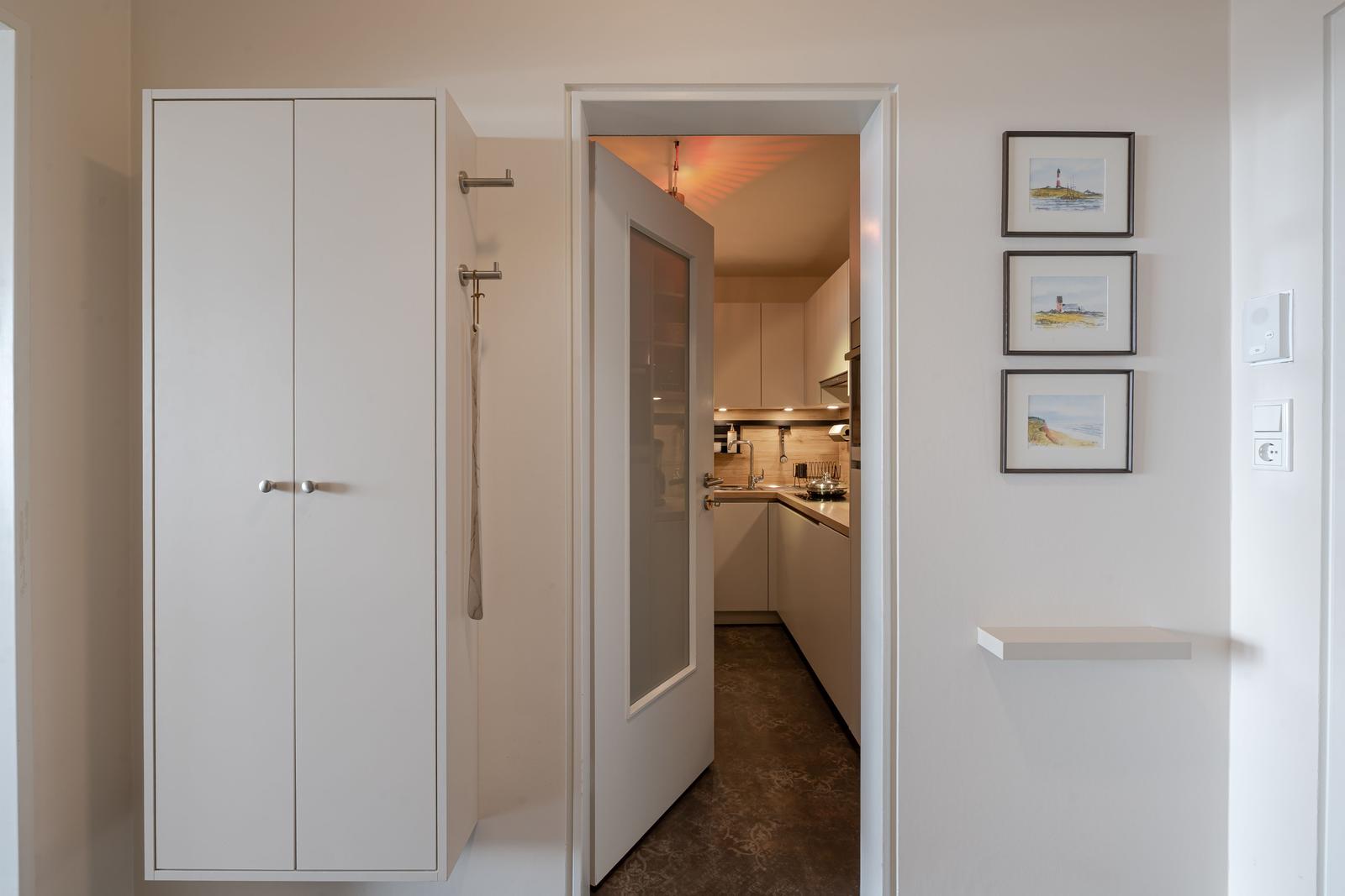 Flur mit Kleiderschrank und Blick in die Küche