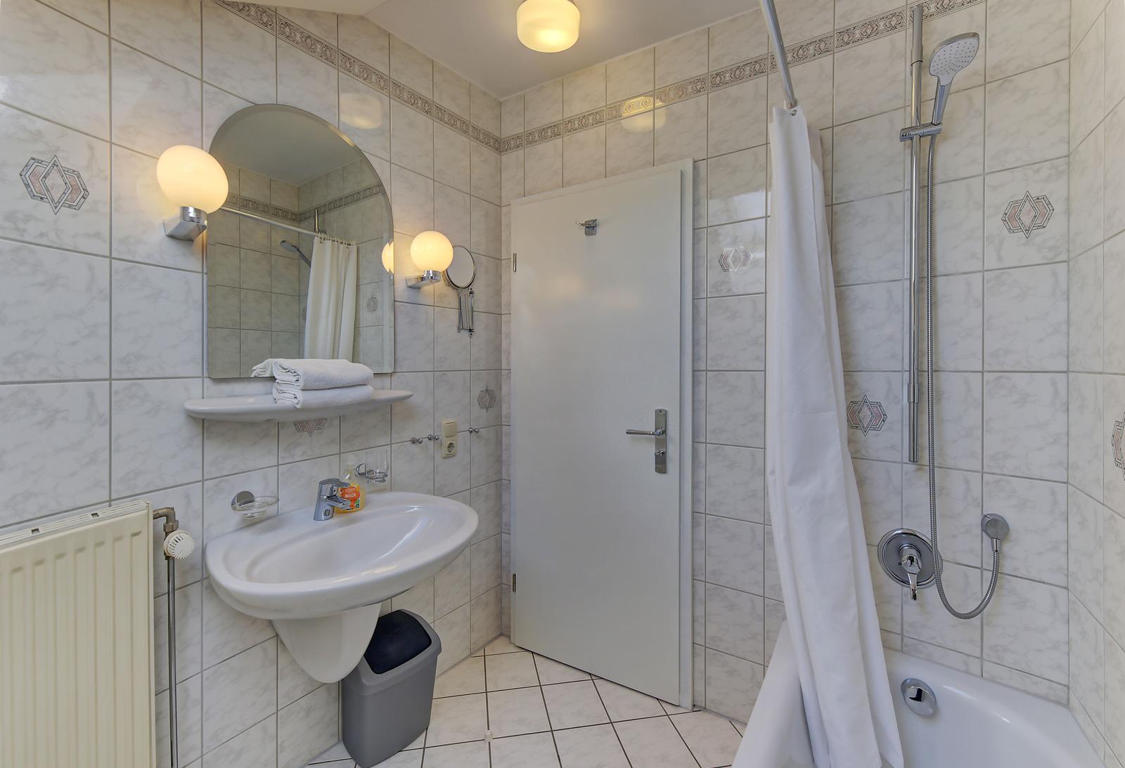 helles Tageslichtbad mit Badewanne