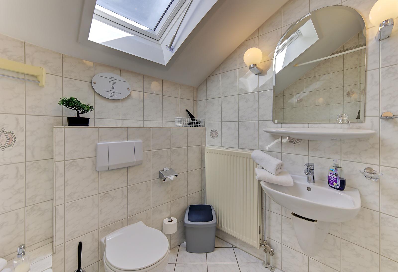 Ein Tageslichtbad mit Badewanne