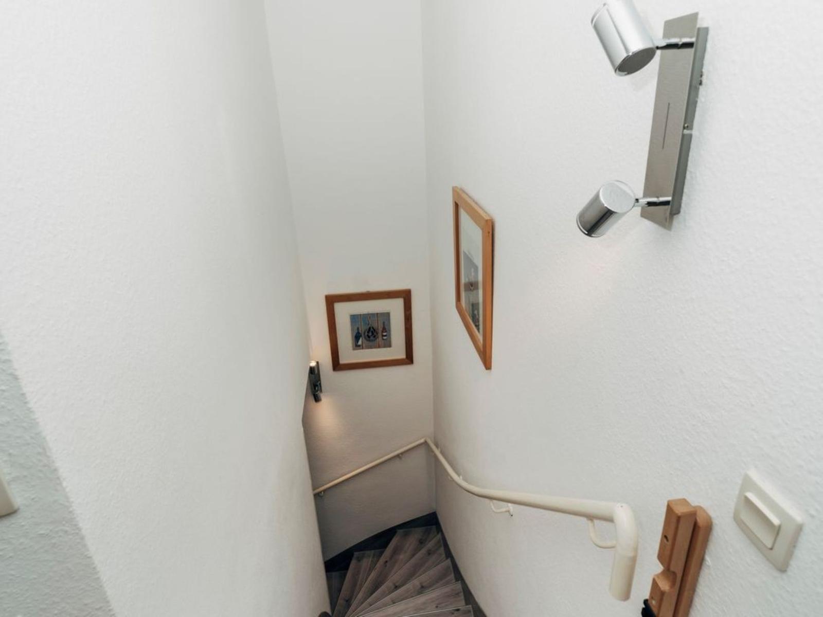 Höhenunterschied mit Treppe und Wandbeleuchtung
