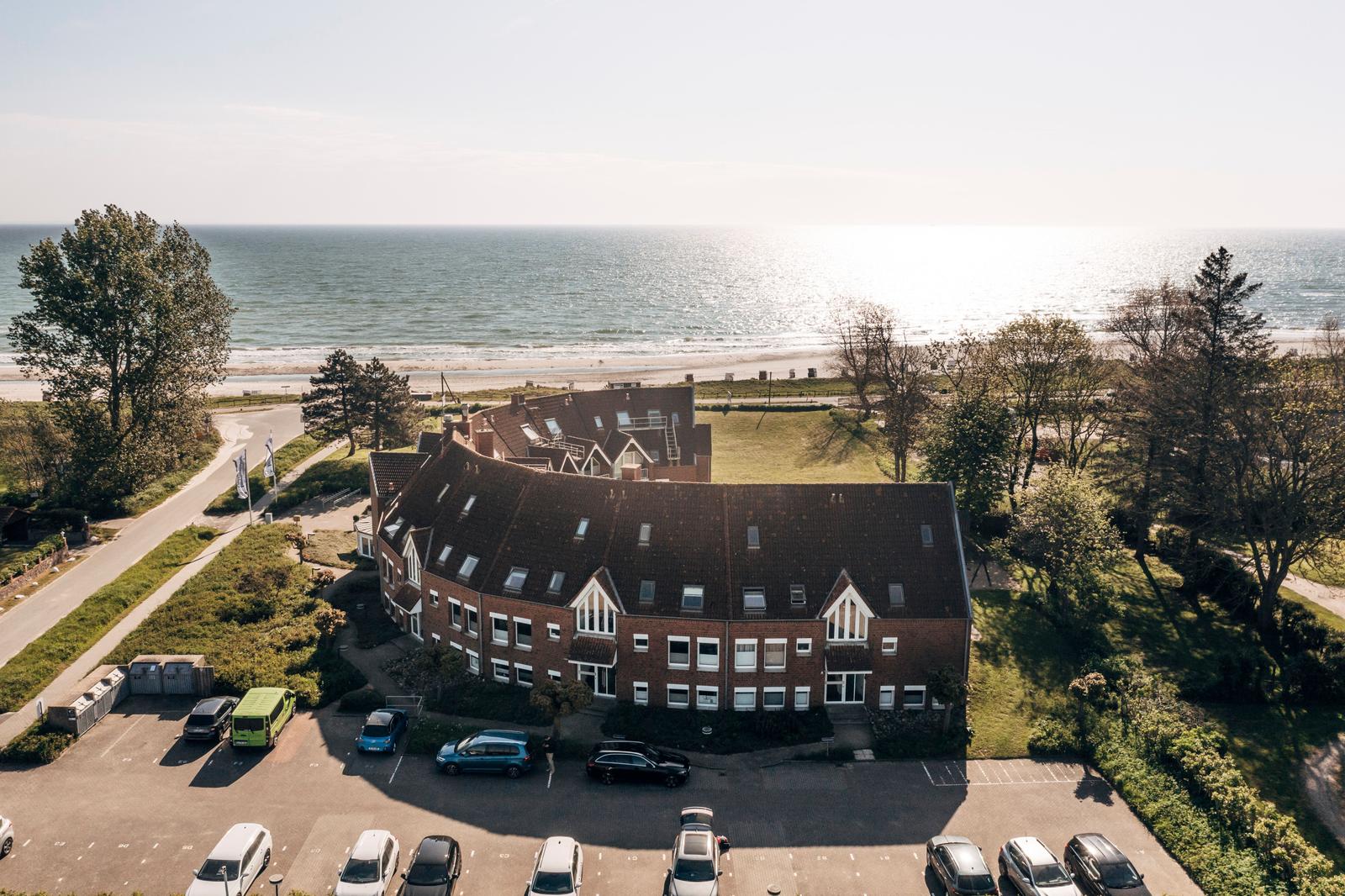 Haus mit Parkplatz direkt am Strand und Meer.