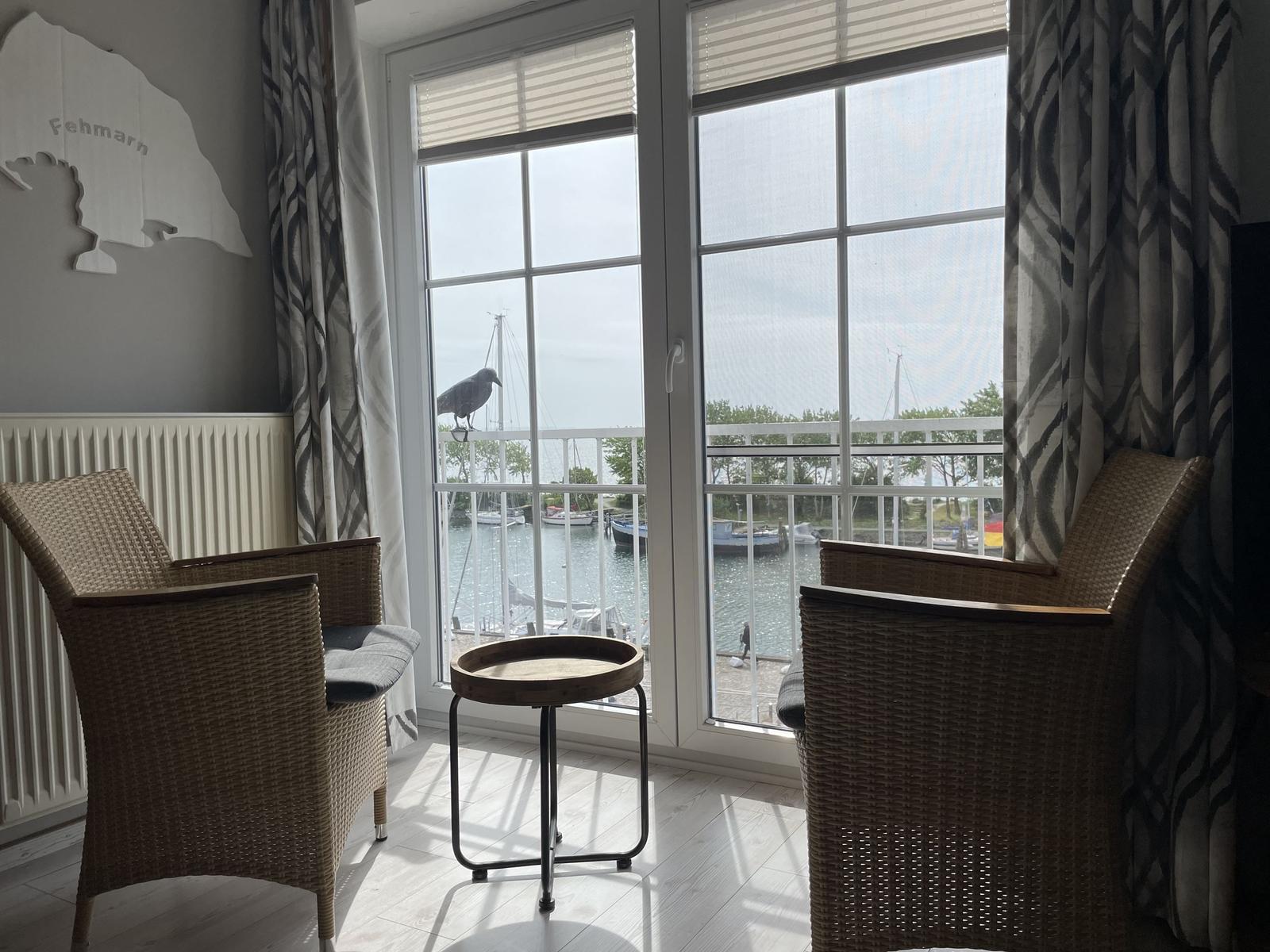 Panoramablick auf den Hafen von Orth...