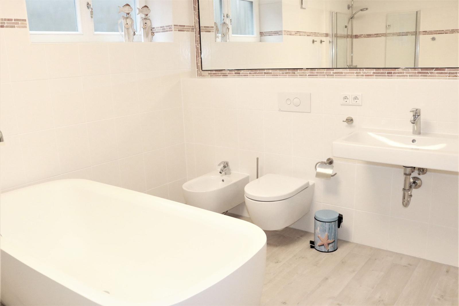 Badezimmer mit Badewanne, Toilette, Bidet und Waschbecken