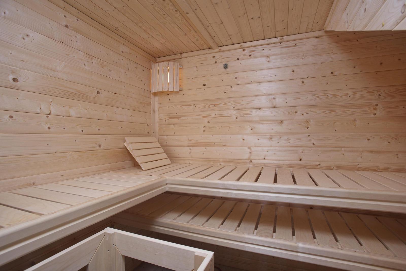 Sauna mit Holzwand und Sitzbänken