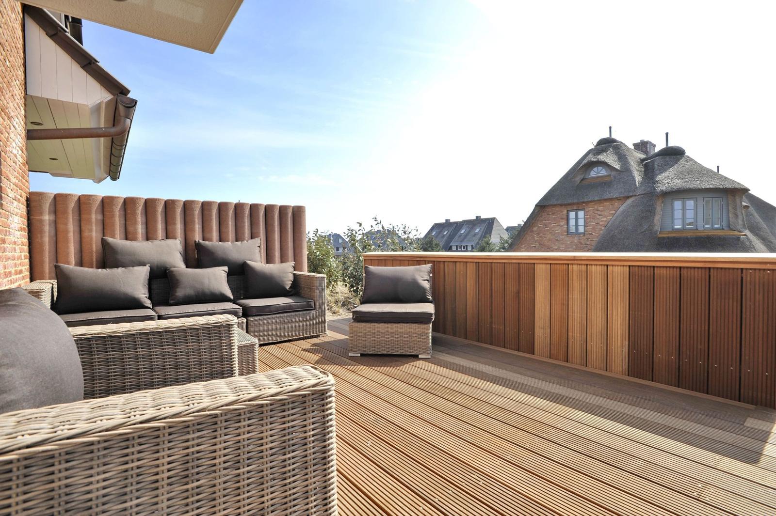 Terrasse mit Sitzgruppe und Blick auf Dachhäuser.