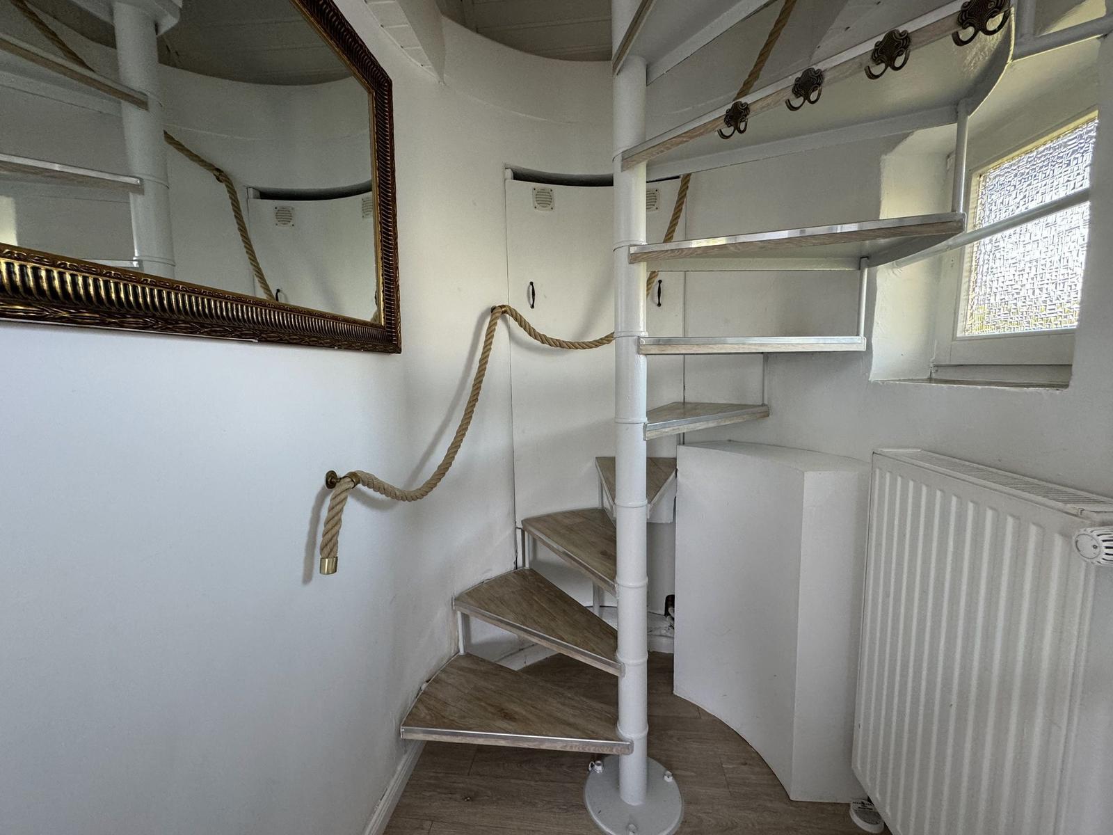 Spiralstiege mit Seilgeländer, Spiegelfassade und Fenster