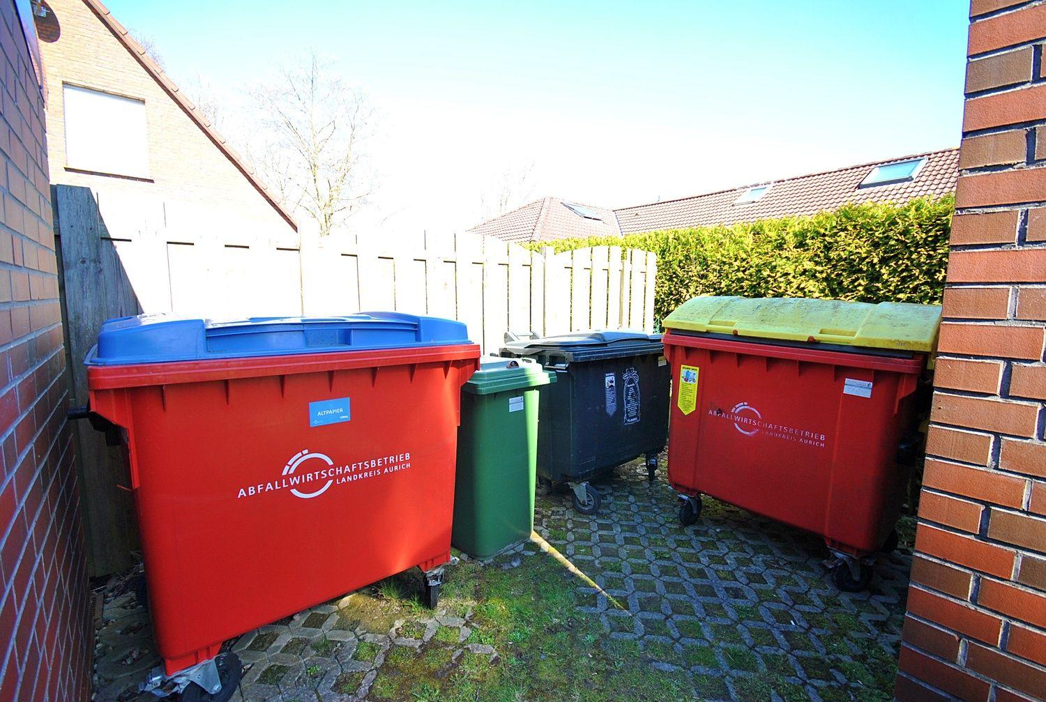 Rückseite mit Müllcontainern und Zaun