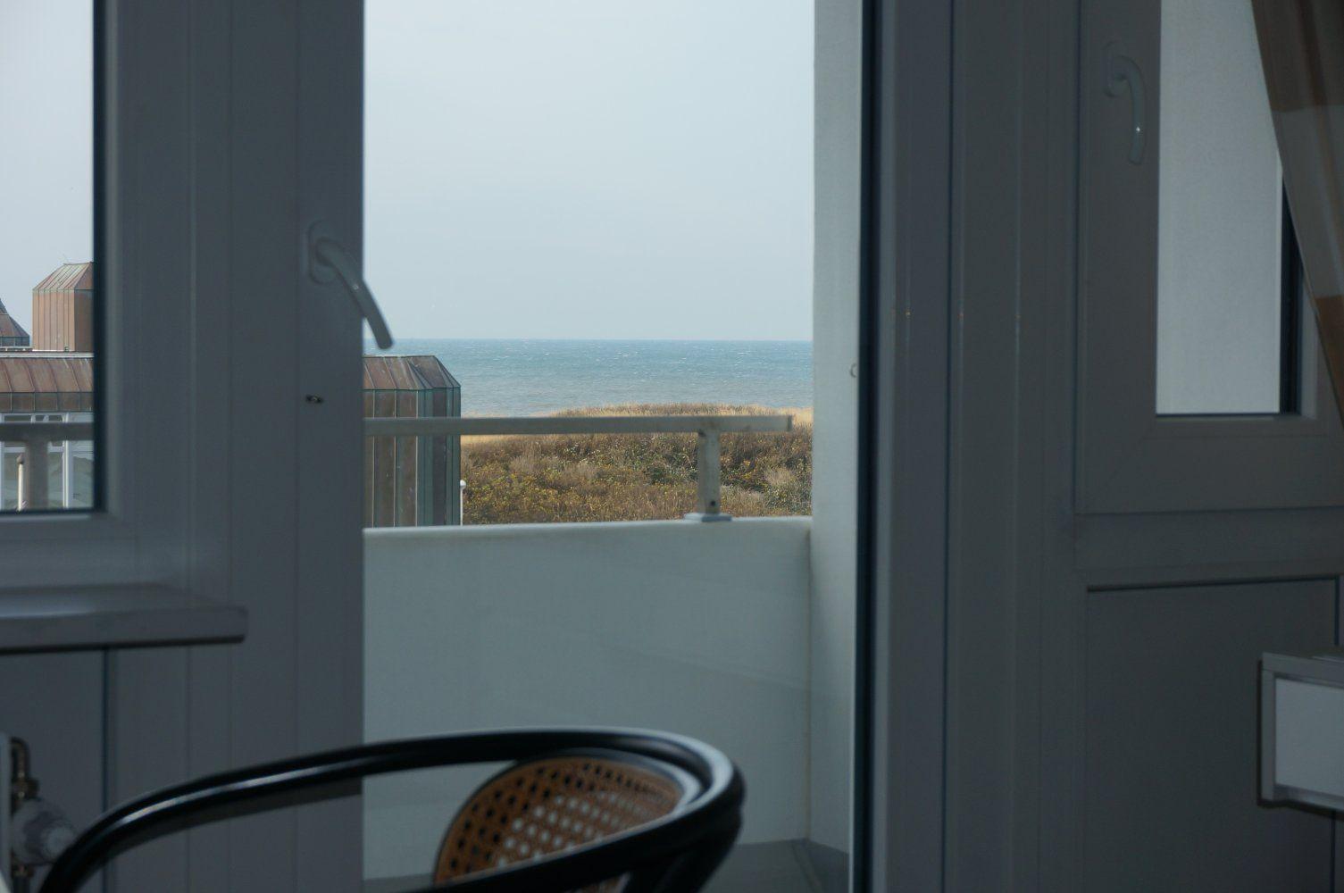 Blick vom Balkon auf das Meer und Dünen