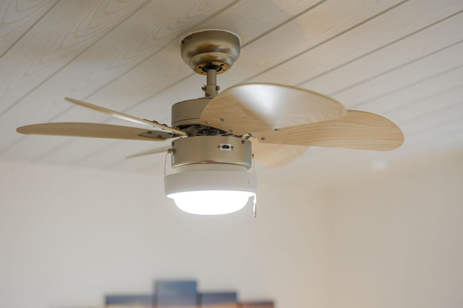 Deckenventilator mit Holflügeln und integriertem Licht