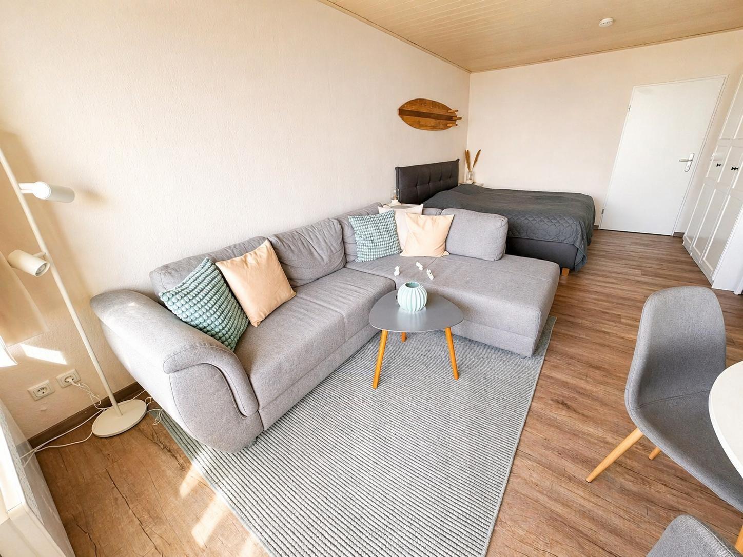 Große bequeme Couch und Bett im Wohnschlafzimmer