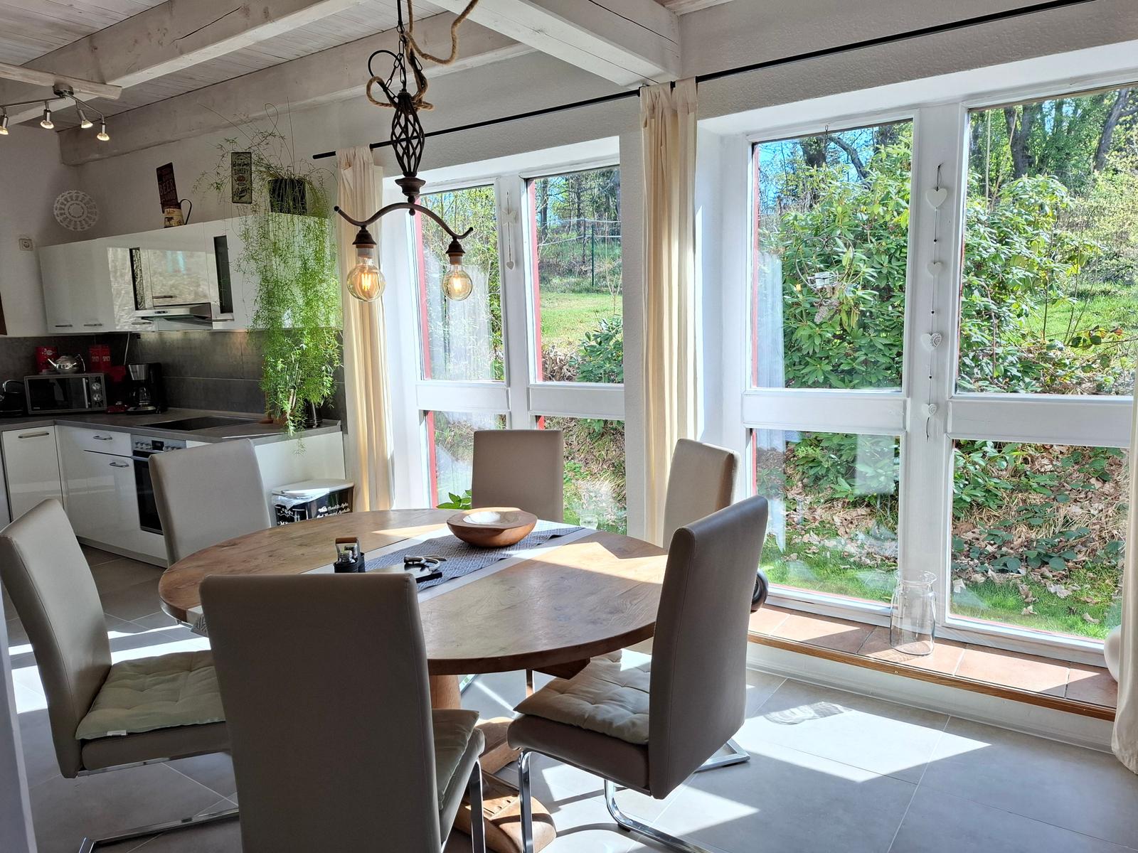 lichtdurchfluteter Essbereich