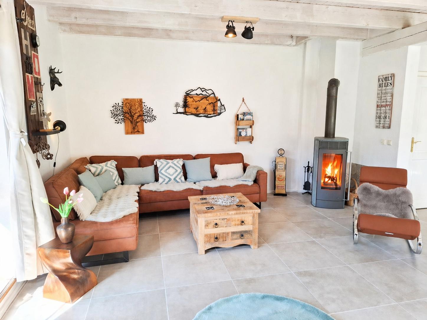 offenes Wohnzimmer mit Kamin