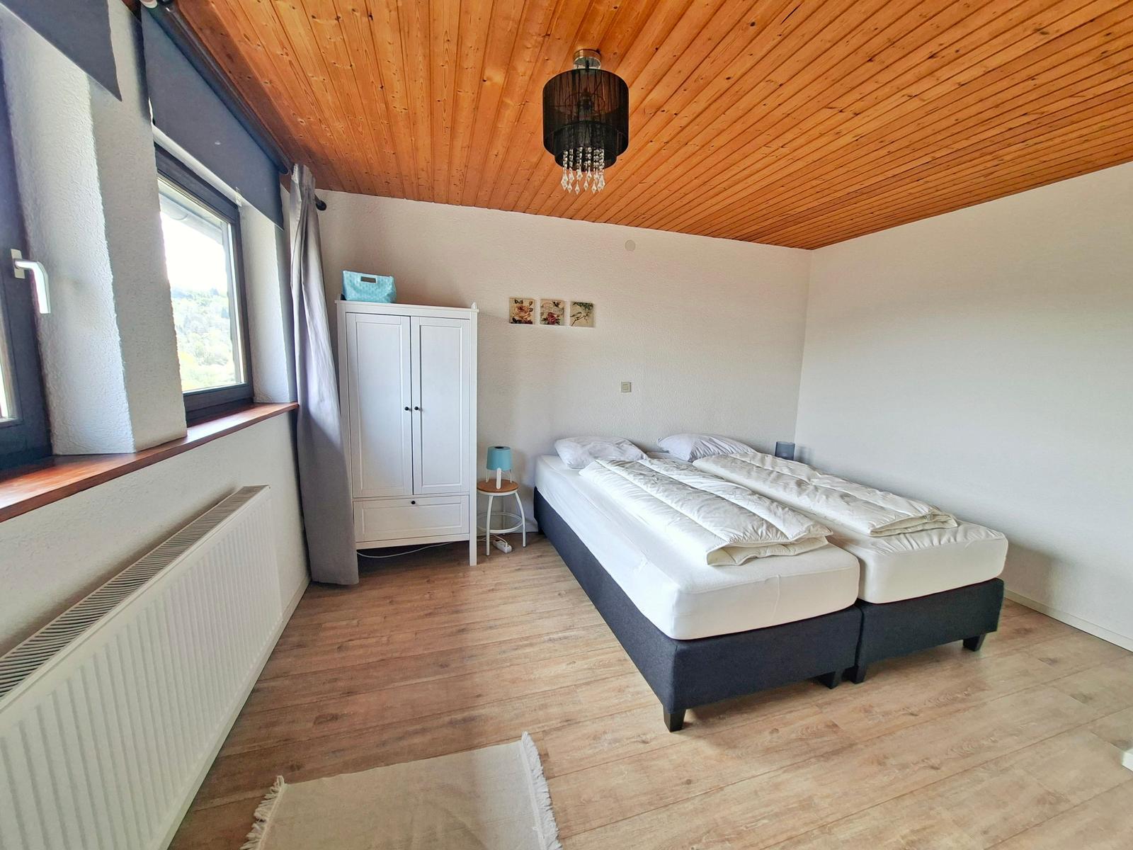 3 Bettzimmer 1en Stock, in der Nische (nicht sichtbar) das dritte Boxspringbett
