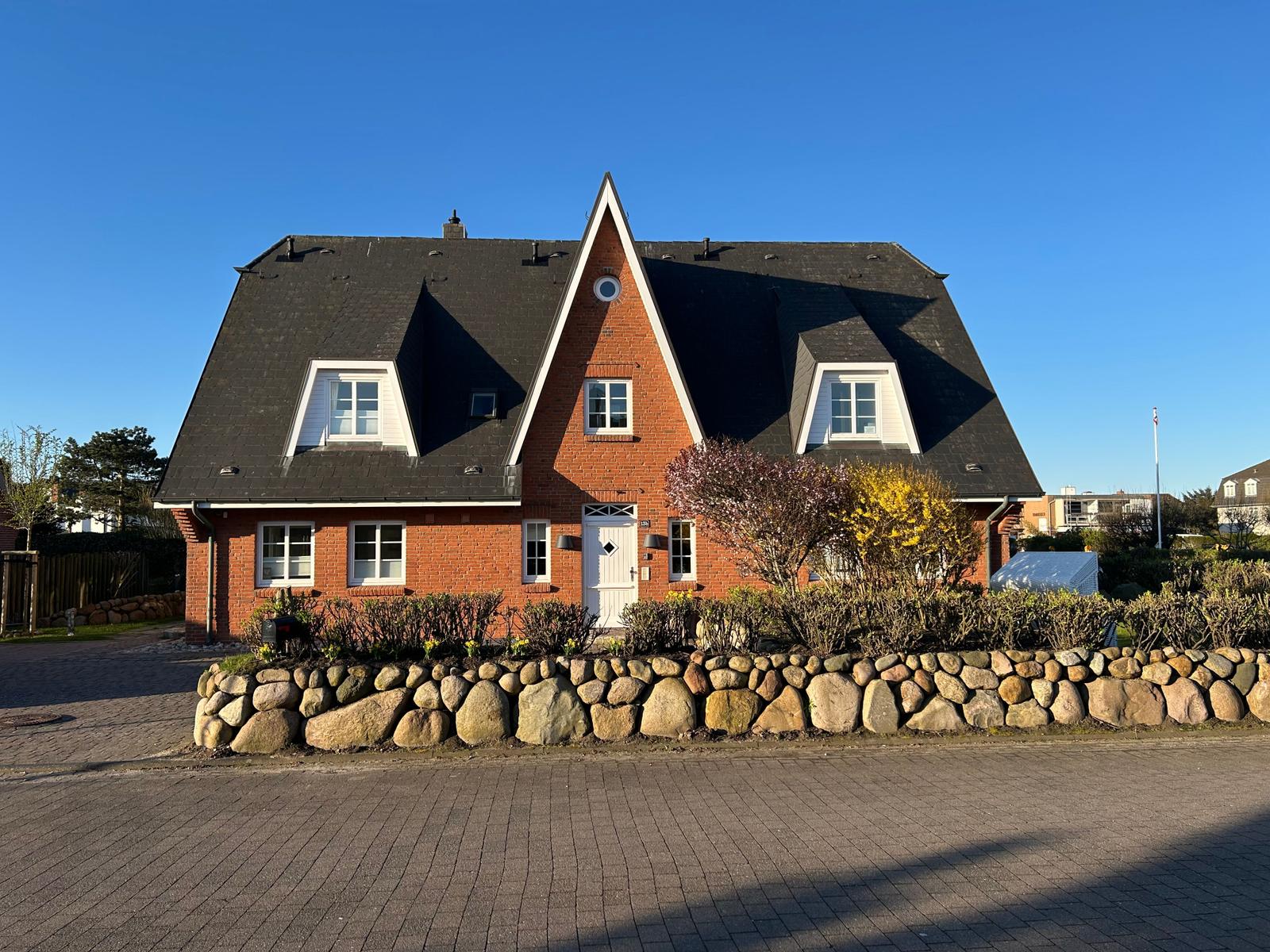 Frontansicht des Hauses mit Terrasse rechts