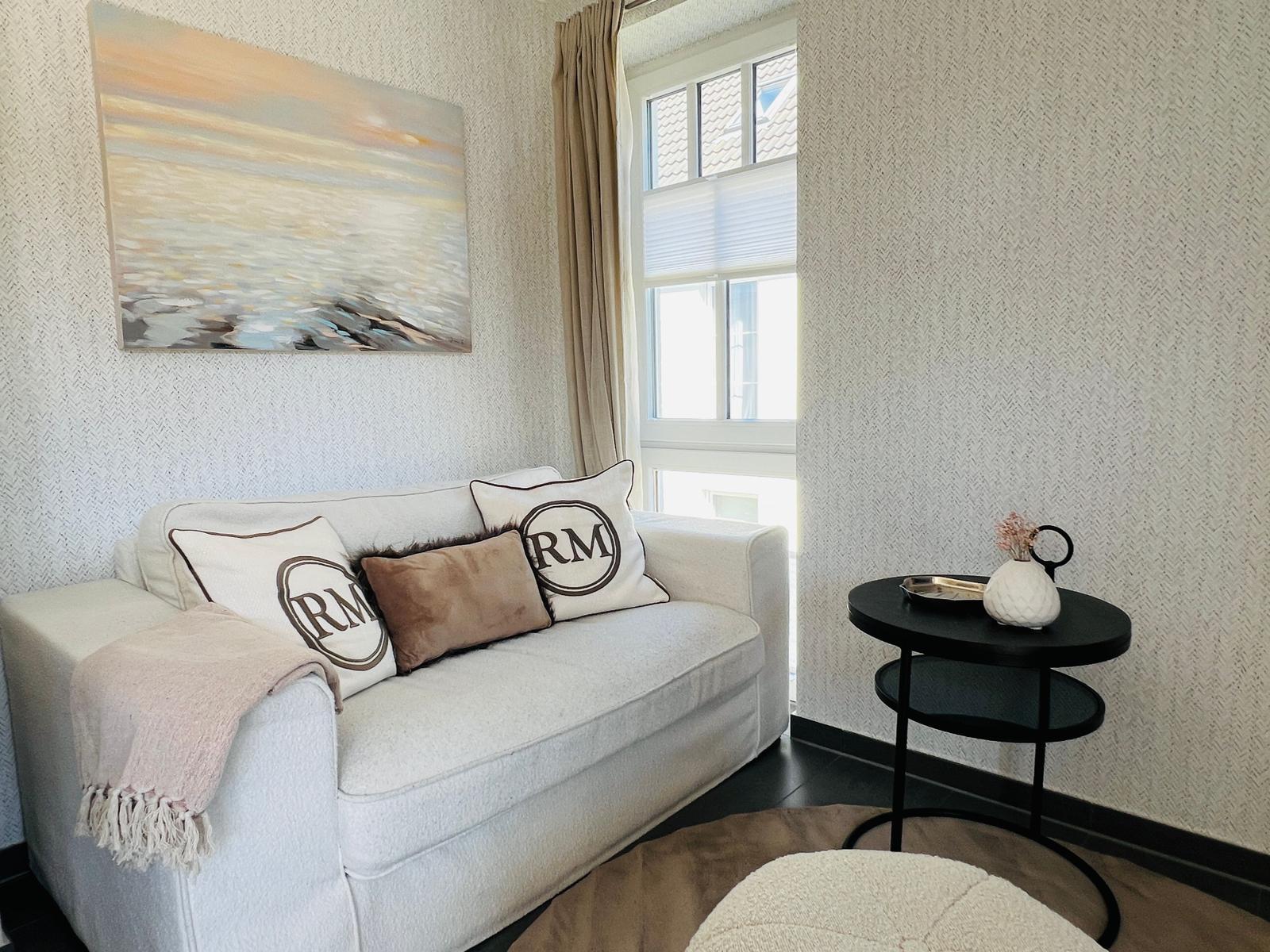 Gemütliches Sofa mit passendem Pouf zum entspannten Hochlegen der Beine und Abschalten.