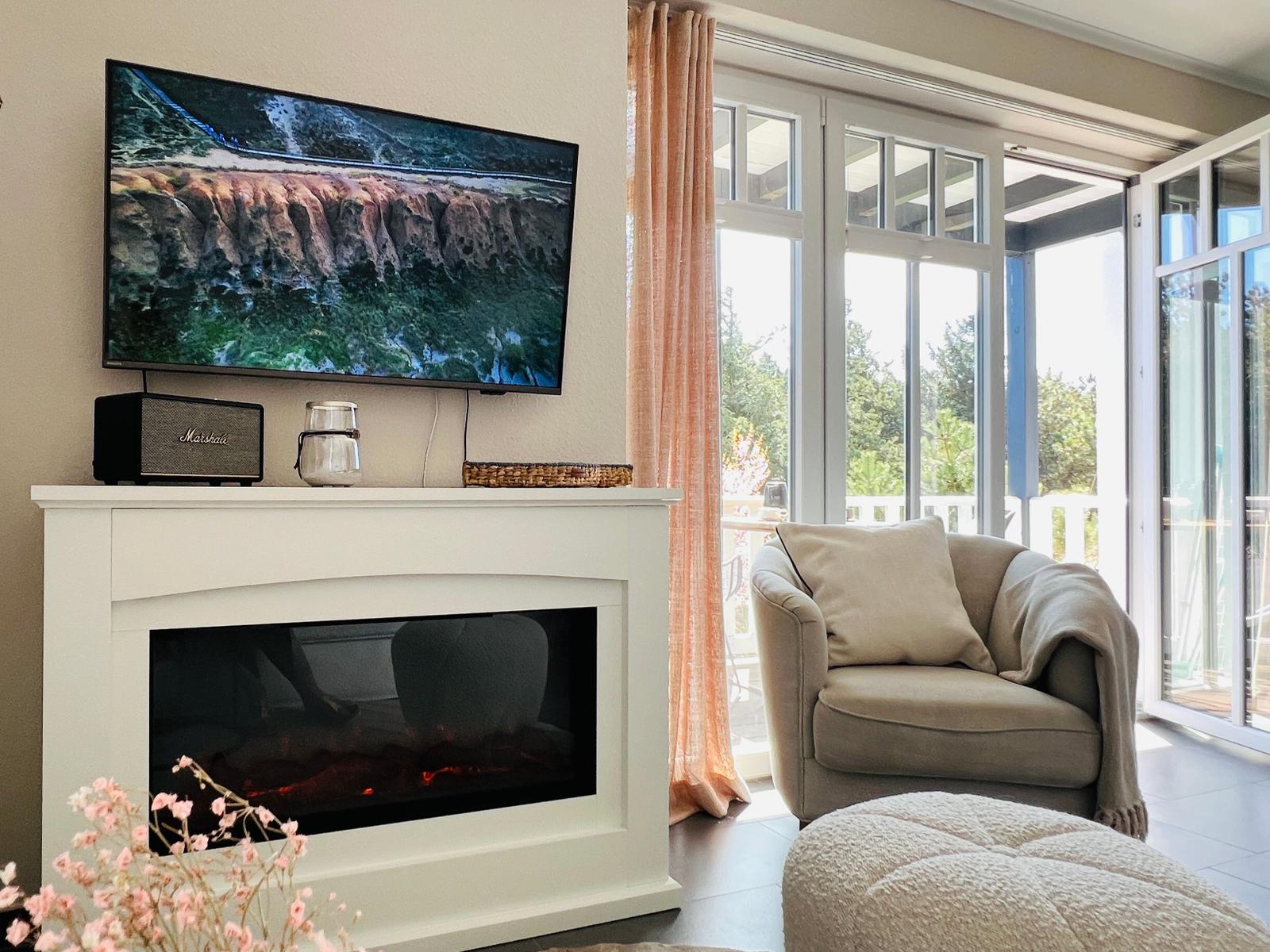 Blick aus der gemütlichen Sofaecke - mit großem Smart-TV und Marshallbox für perfekten Sound