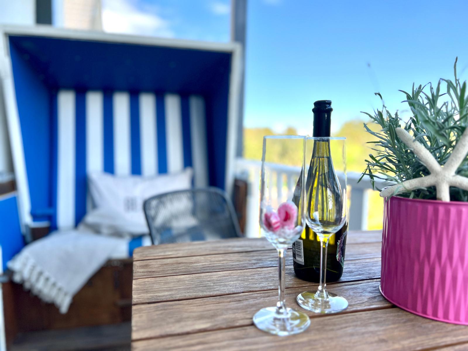 Gemütlicher Balkon mit Strandkorb - perfekt um die Vormittagssonne entspannt zu genießen.
