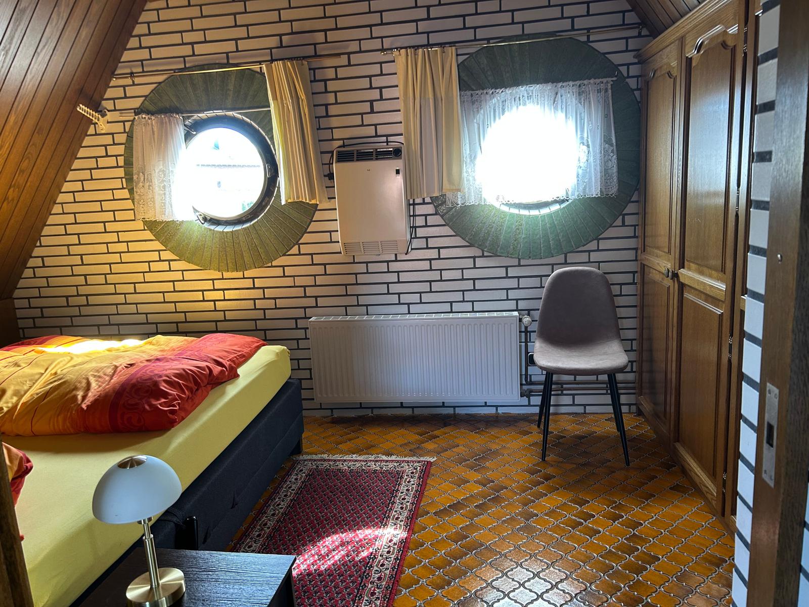 Im Schlafzimmer ist ein großer Einbauschrank. An einer Tür von innen gibt‘s einen Spiegel über die gesamte Fläche der Tür.