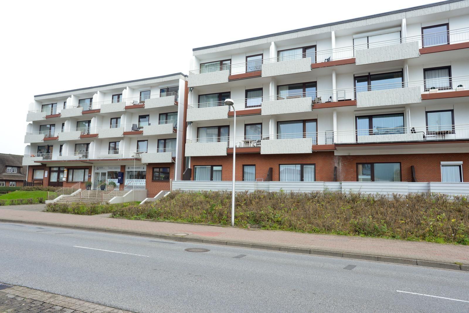 Modernes Mehrfamilienhaus mit Balkonen und Fenstern