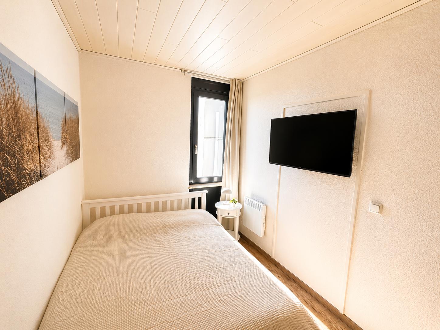 Bett (140x200cm) im Schlafzimmer