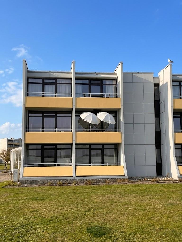 Aussenansicht (Meerzeitliebe ist der Balkon mit den Sonnenschirmen)
