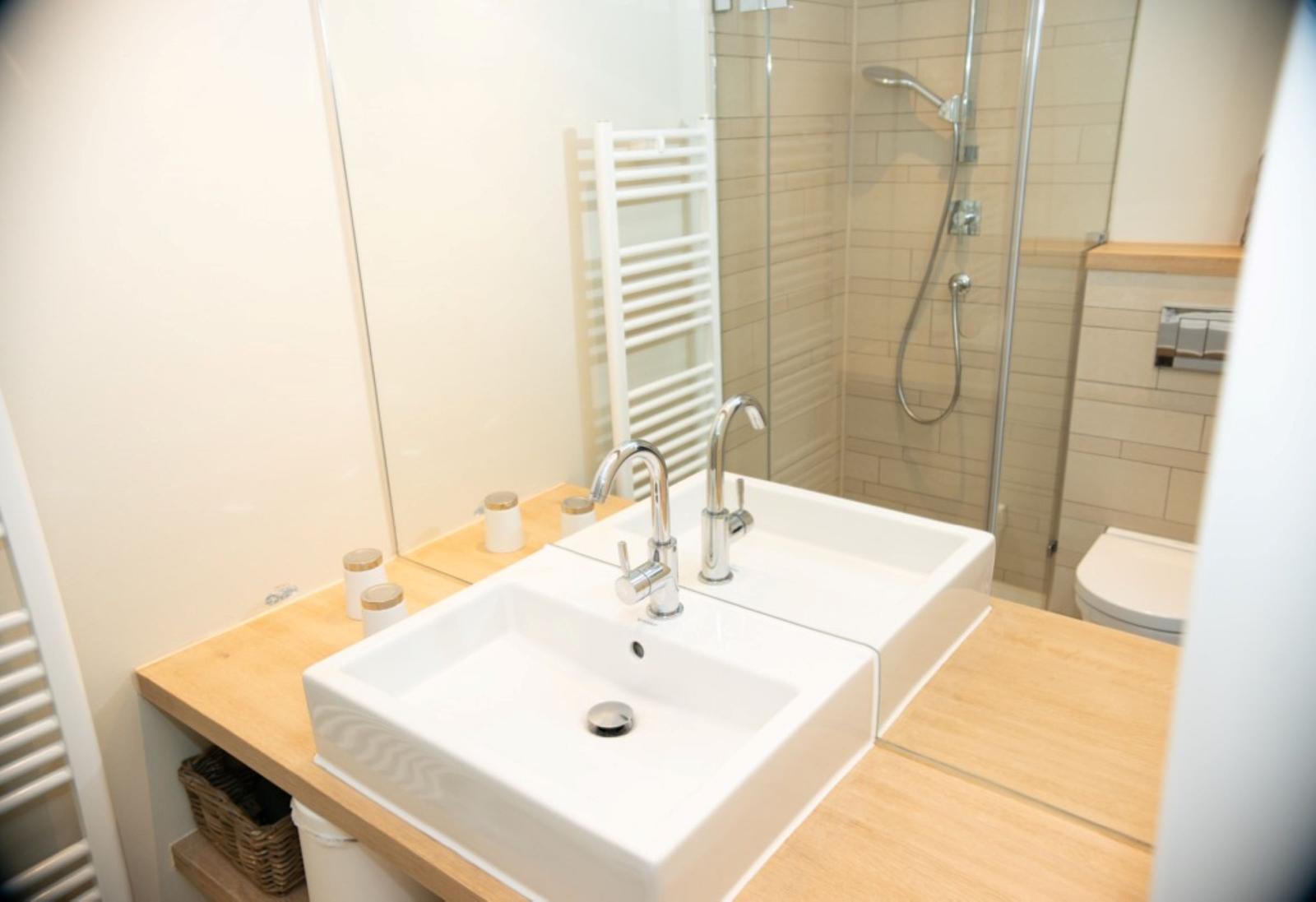 Bad mit Dusche, Waschbecken und Toilette