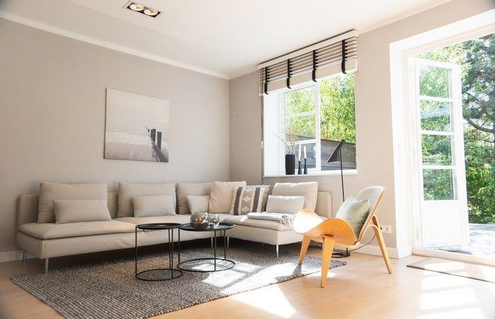 Wohnzimmer mit Sofa, Tisch und Stuhl vor Fenster