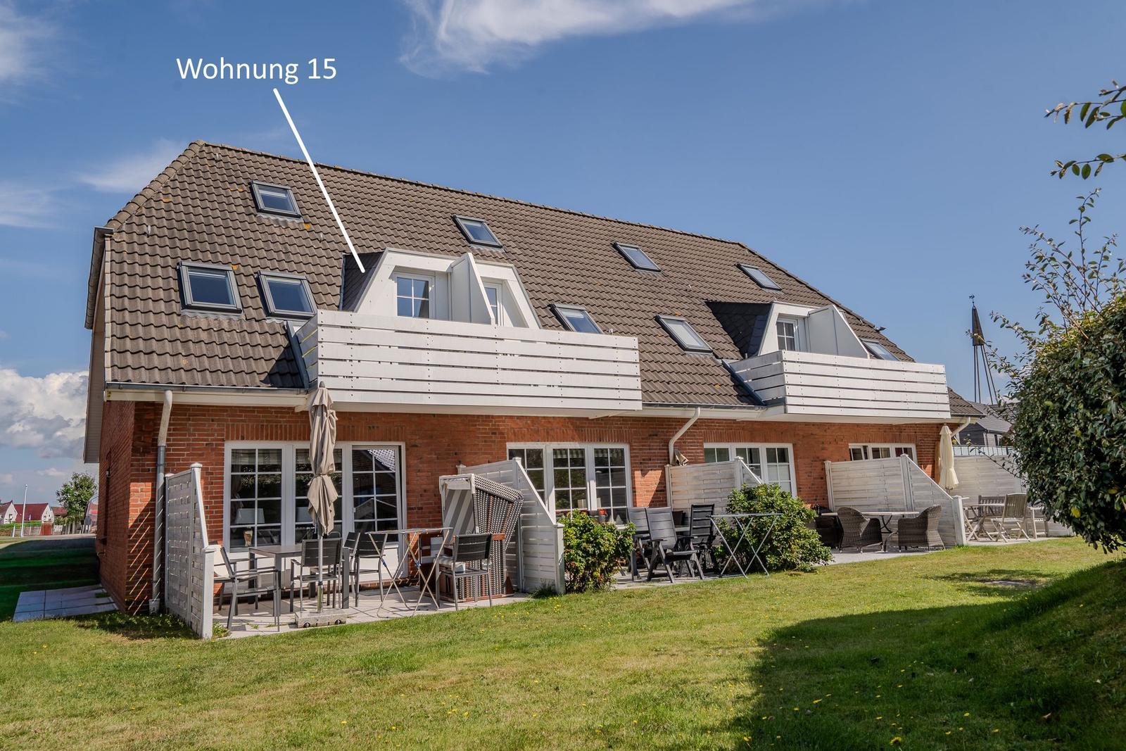 Wohnung 15 mit Balkon, Terrasse und Garten. Mehrere Fenster und Dachfenster.