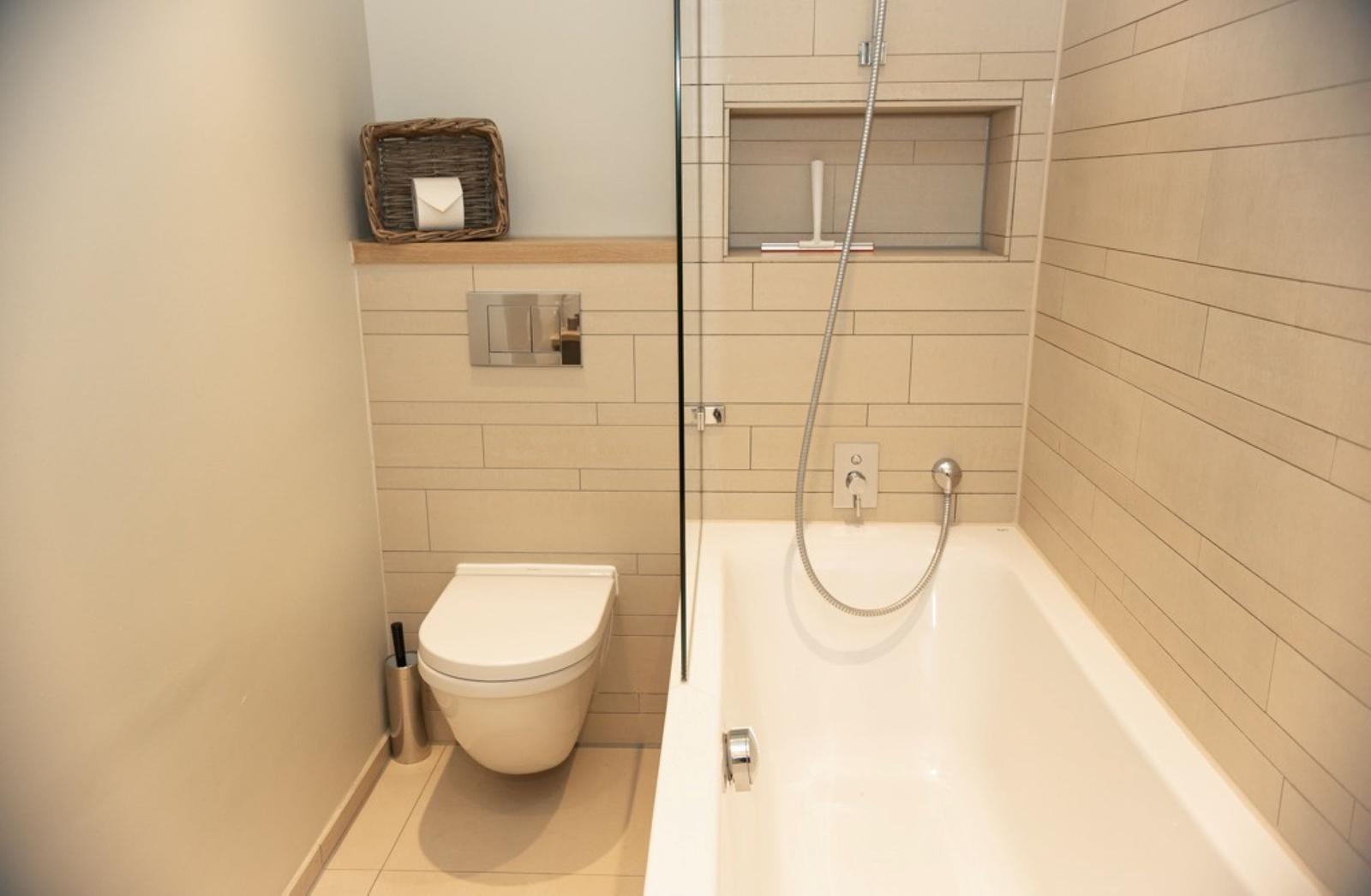 Bad mit Dusche, Toilette und Waschbecken