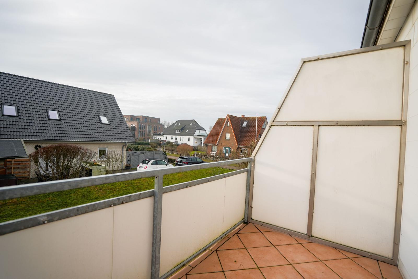 Terrasse mit Sicht auf Wohnhäuser und einen Garten