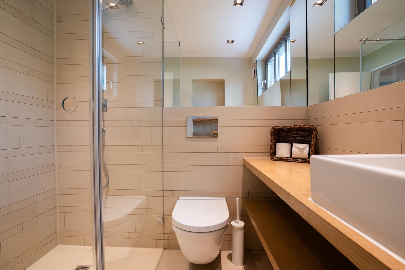 Badezimmer mit Dusche, Toilette und Waschbecken