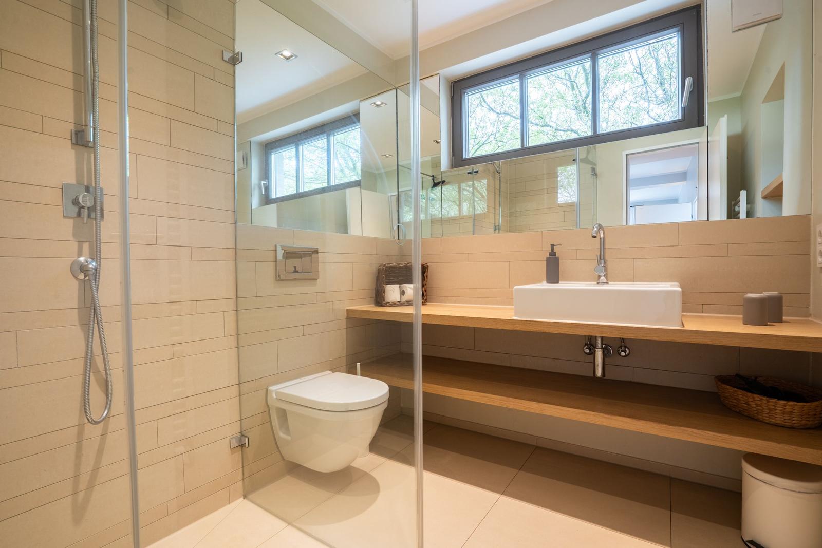 Bad mit Dusche, Toilette und Waschbecken mit Fenster