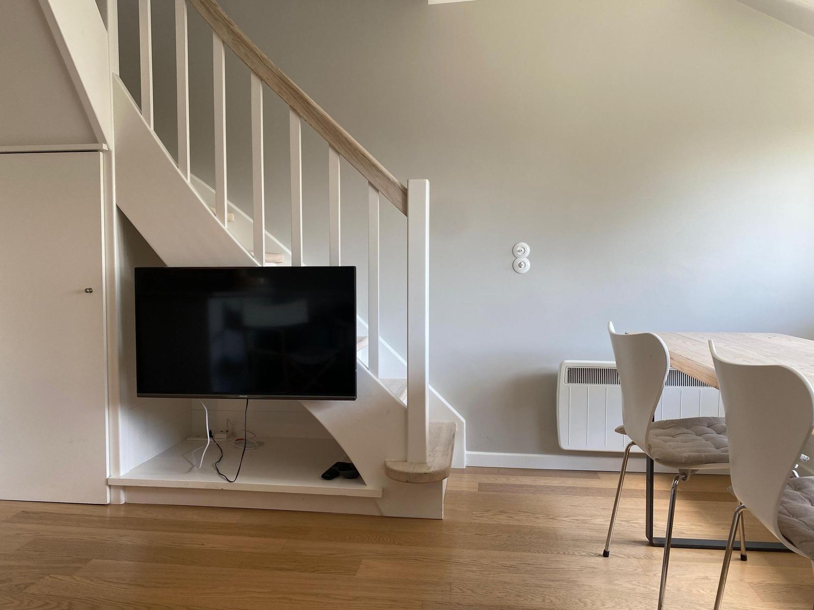 TV unter Treppe, Essbereich mit Tisch und Stühlen