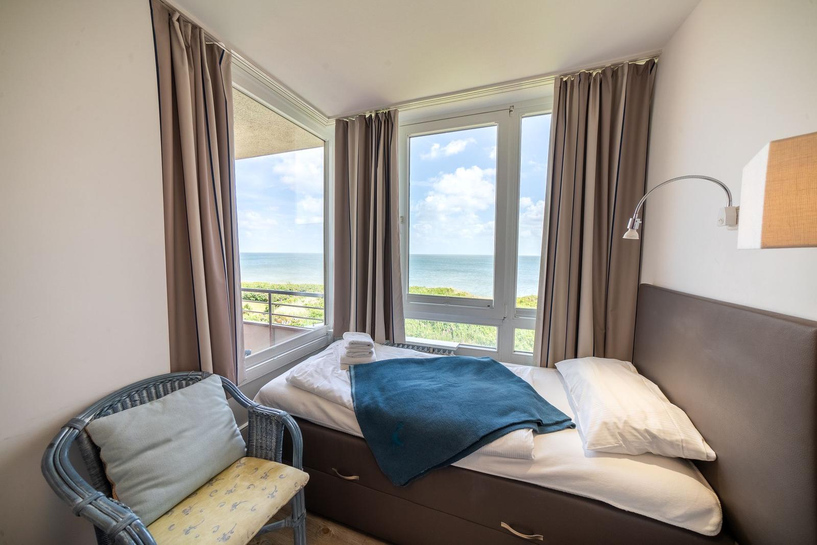 Bedroom with sea view and balcony