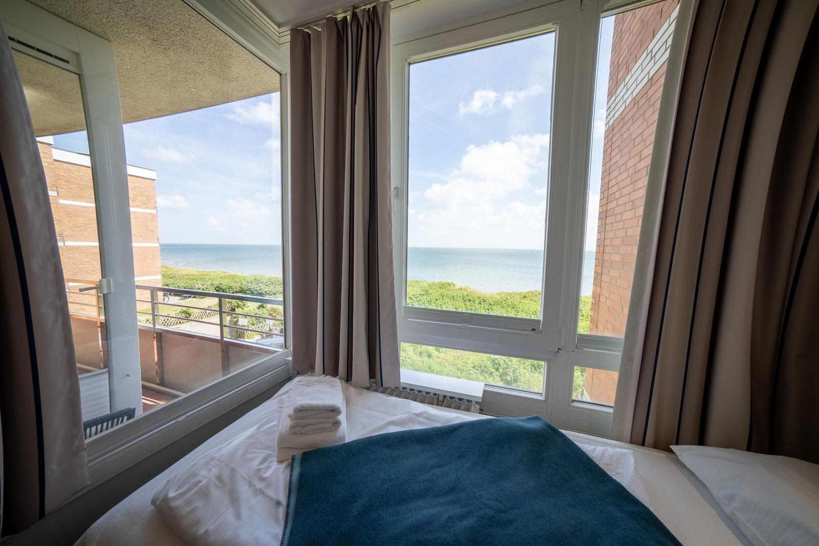 Bedroom with sea view and balcony
