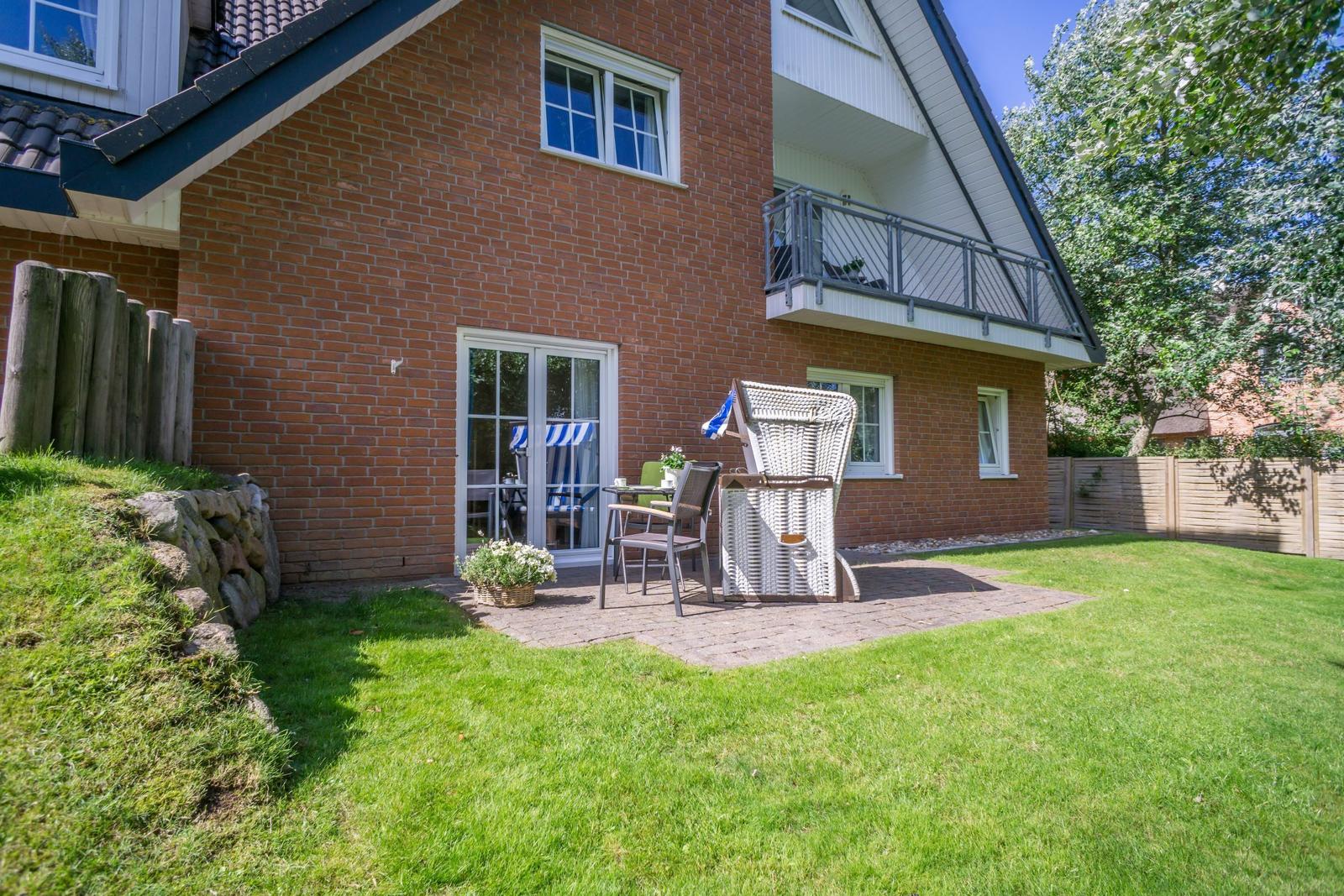 Haus mit Terrasse, Garten und Balkon. Außengelände mit Sitzgelegenheiten.