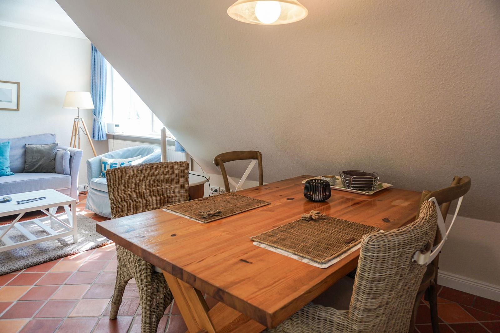 Holztisch mit Stühlen und Sitzgelegenheiten im Wohnbereich