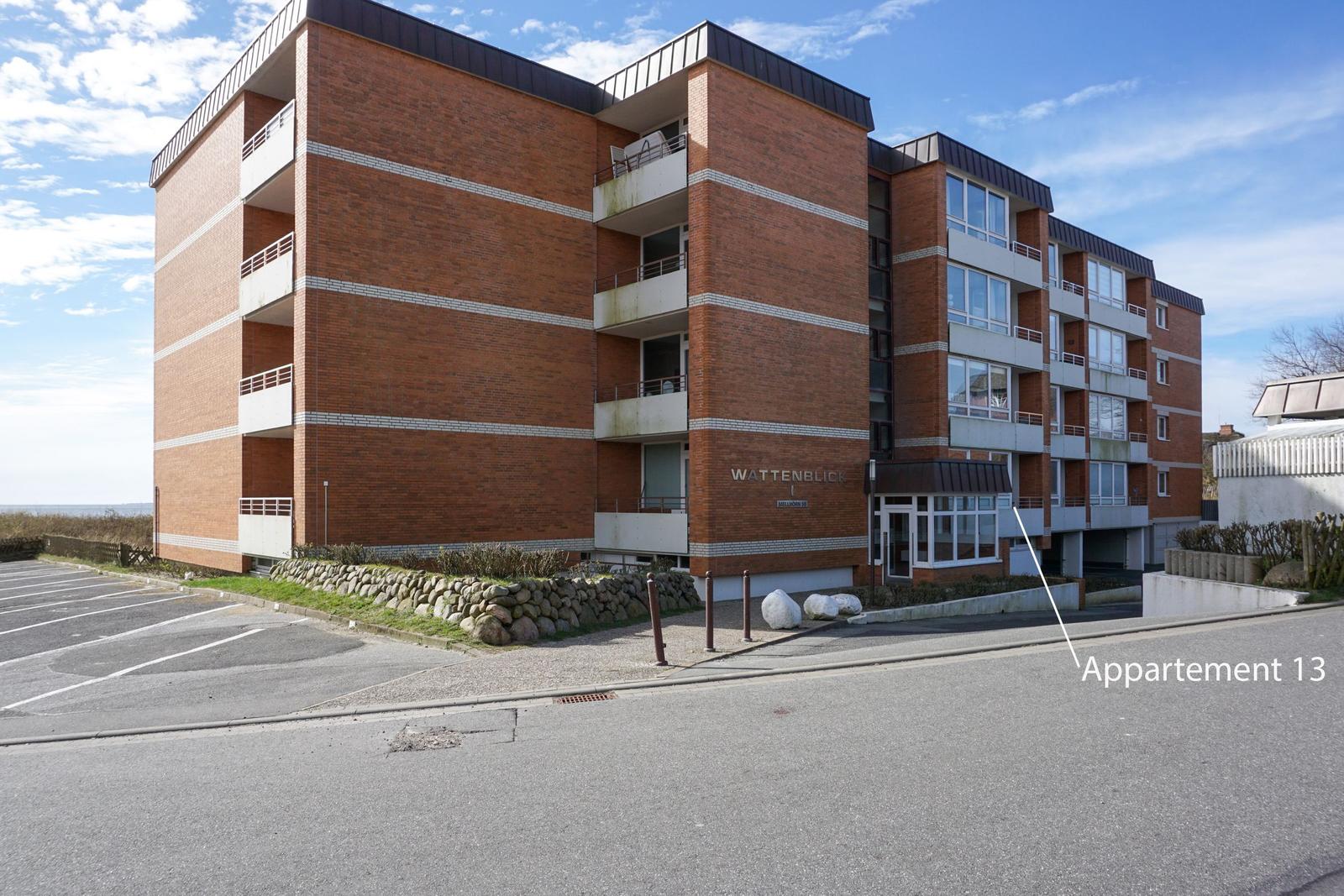 Wohnhaus mit Balkonen und Eingang für Apartment 13