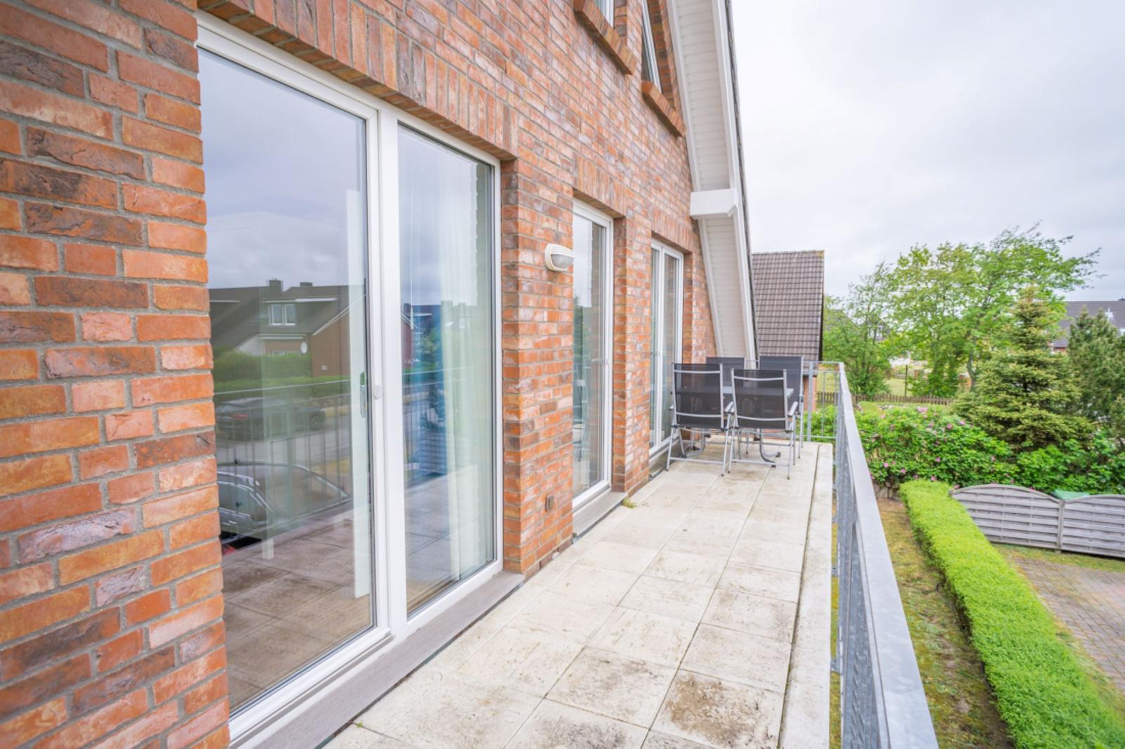 Terrasse mit Sitzgruppe und Blick auf Garten