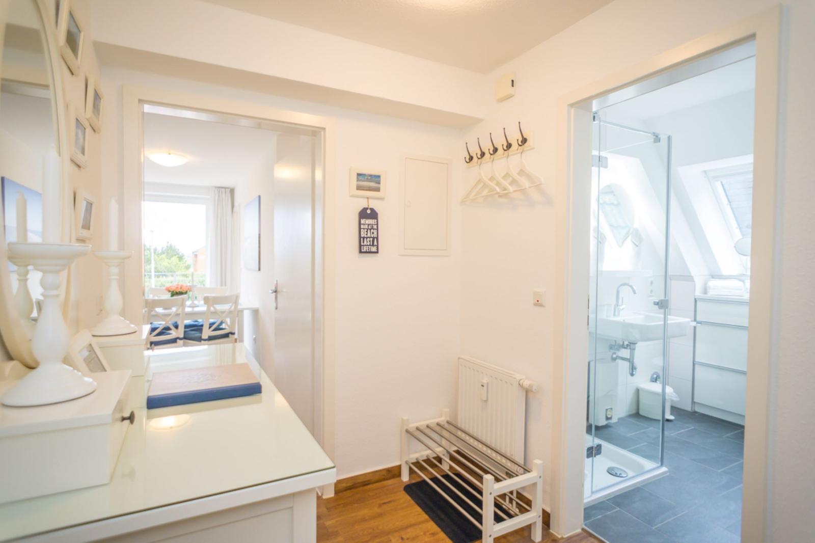 Flur mit Garderobe, Bad und Blick in Wohnbereich