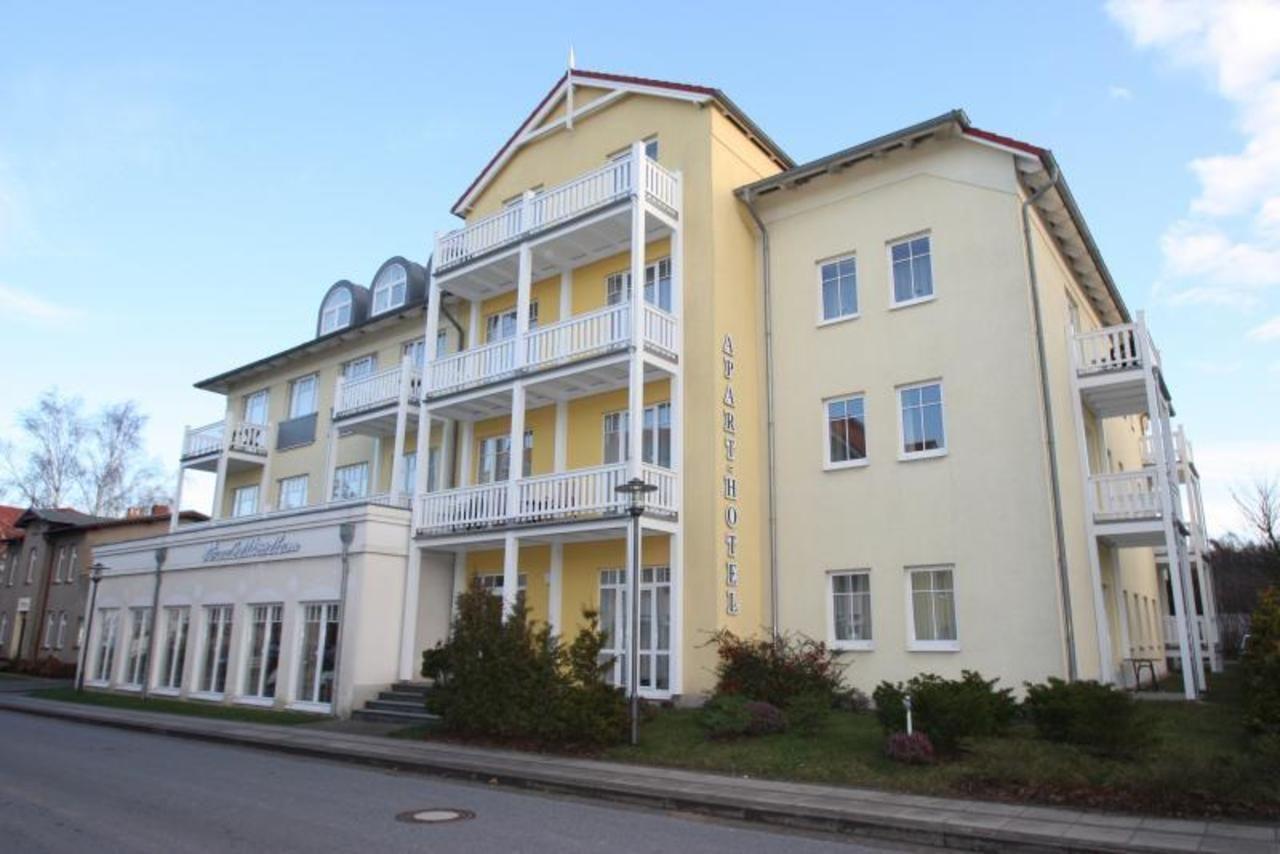 Ein mehrstöckiges Gebäude mit Balkonen und Fenstern an der Straße.
