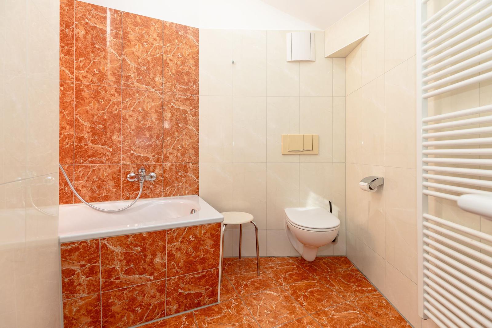 Badezimmer mit Badewanne