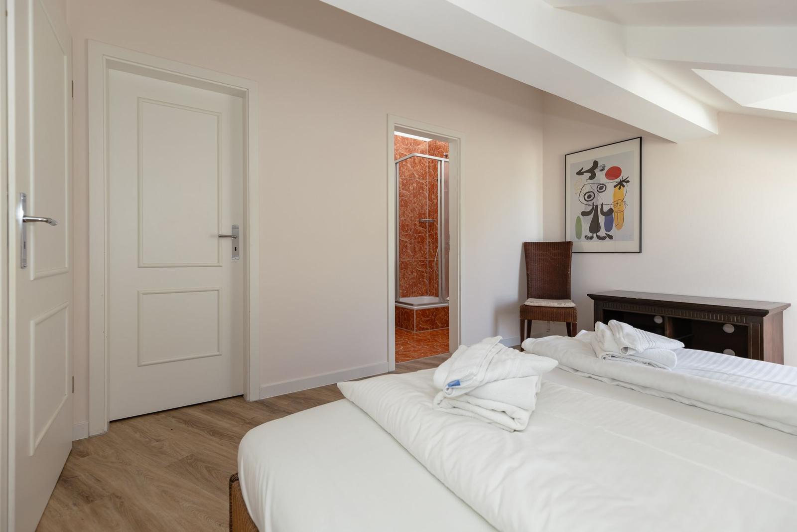 Zweites Schlafzimmer mit eigenem Badezimmer.