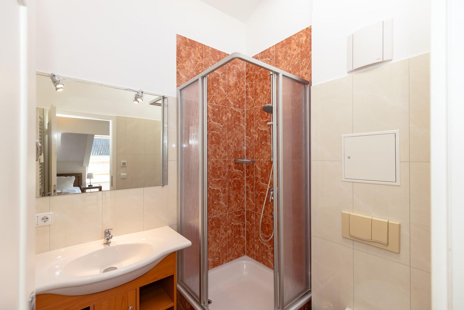 Badezimmer mit Dusche
