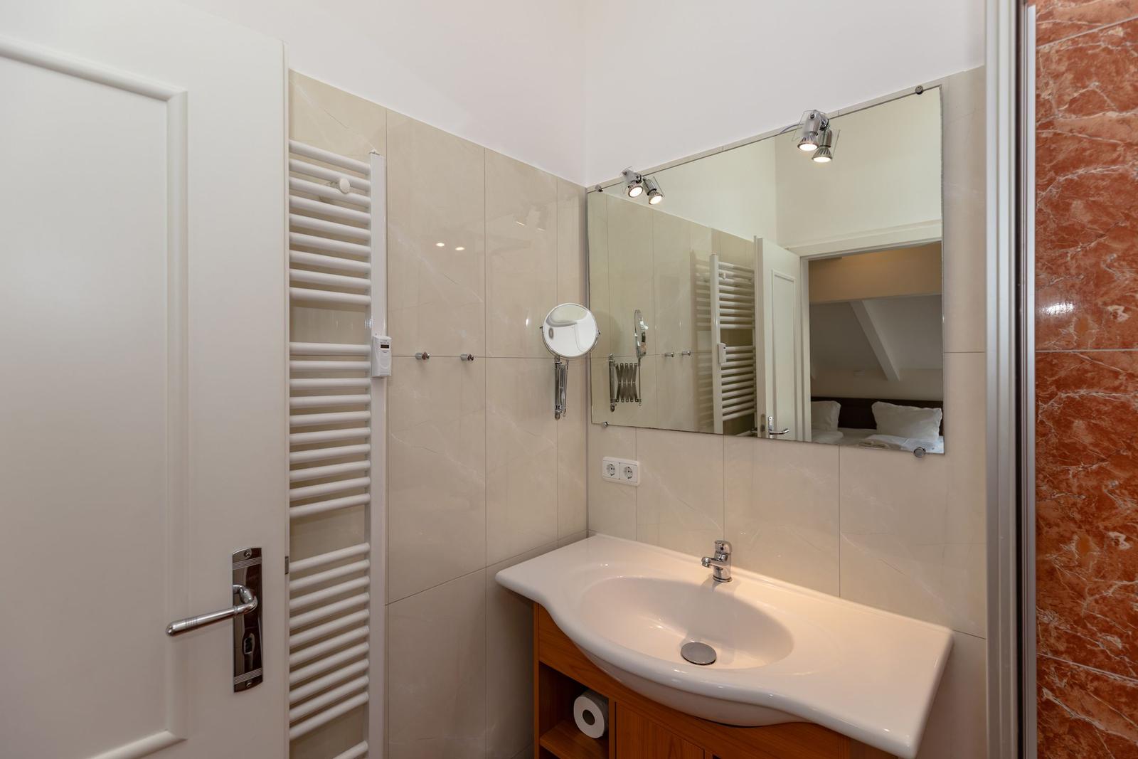 Badezimmer mit Dusche