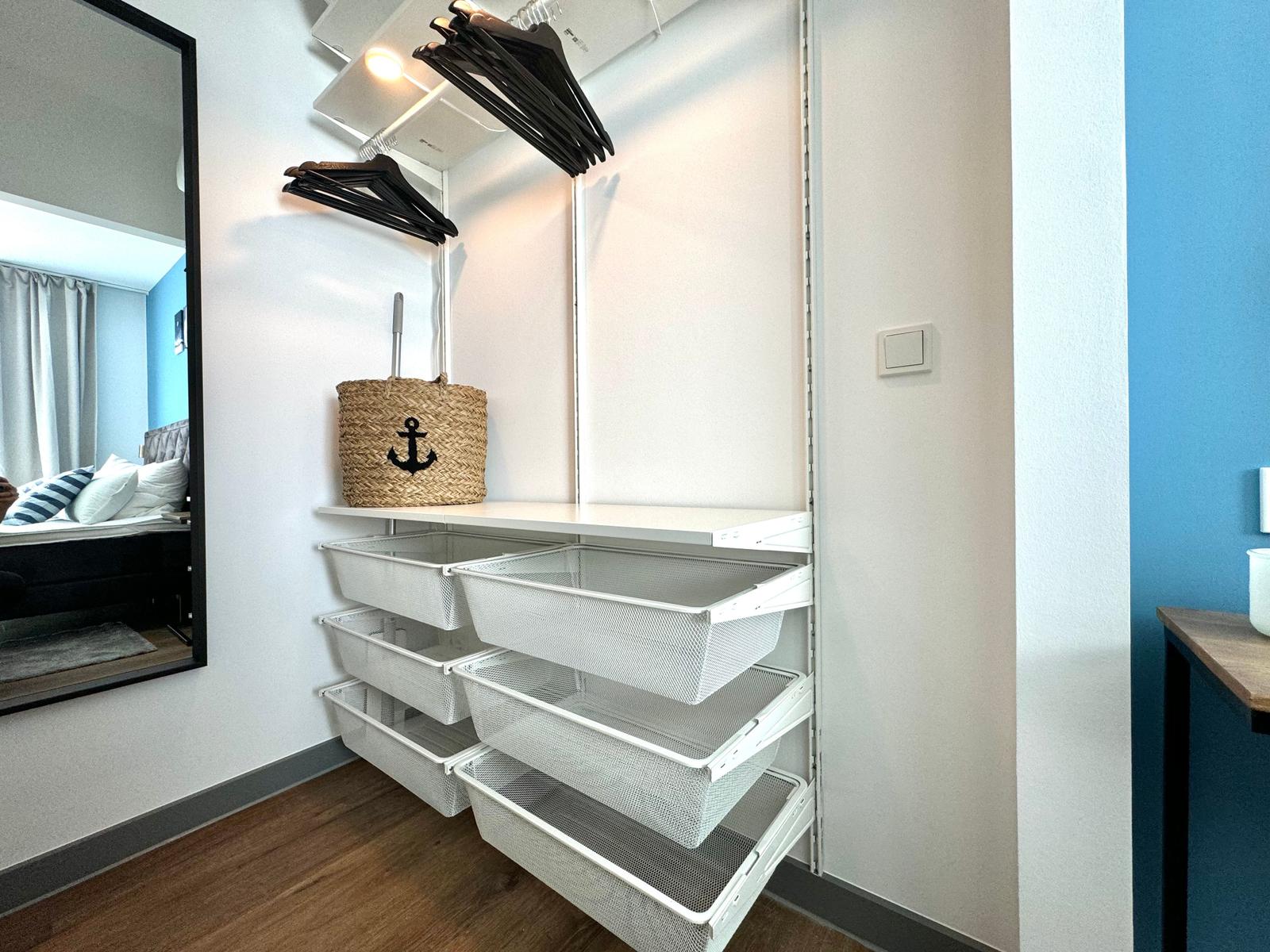 Schrank mit Schubladen und Haken für Kleidung und Accessoires.