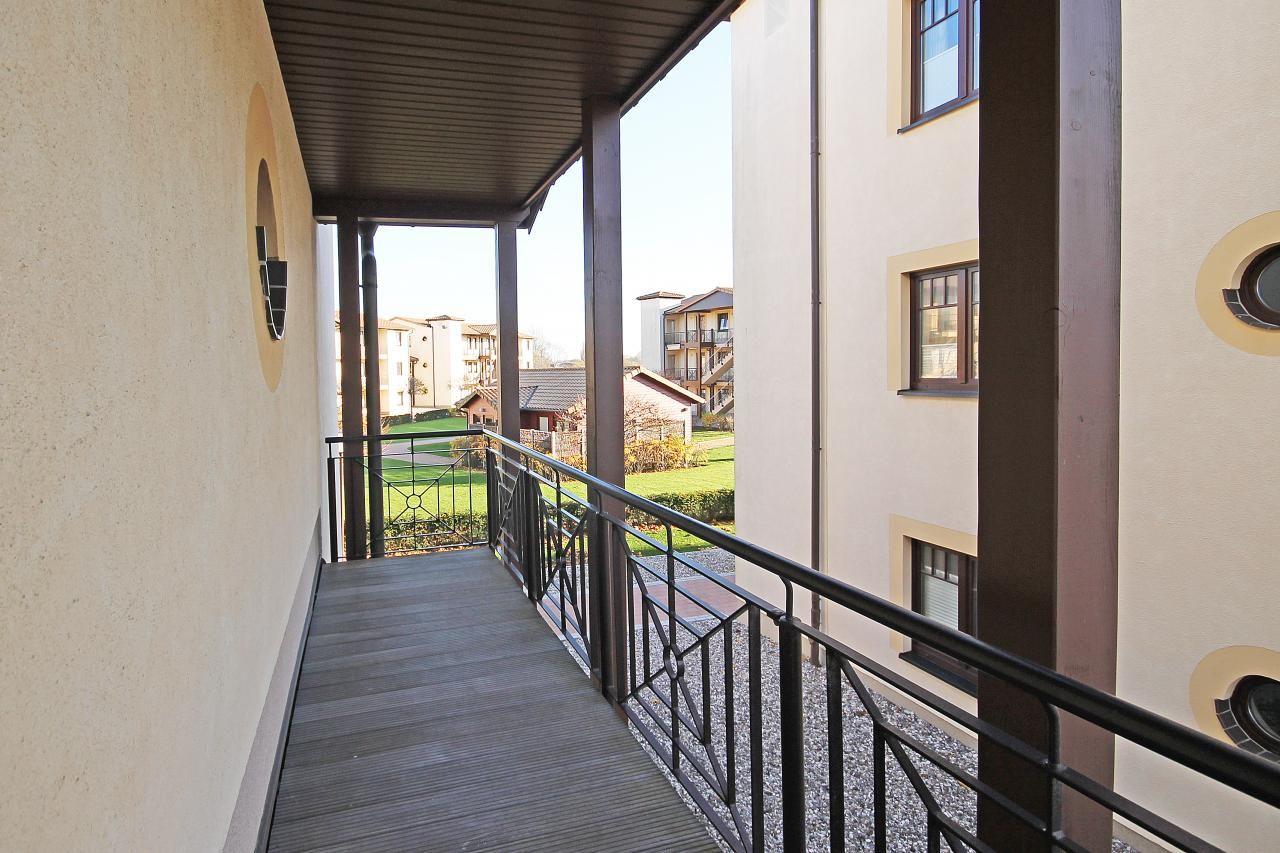 Der zweite Balkon ebenfalls vom Wohnzimmer aus begehbar mit Blick zur Straße und zum Innenhof
