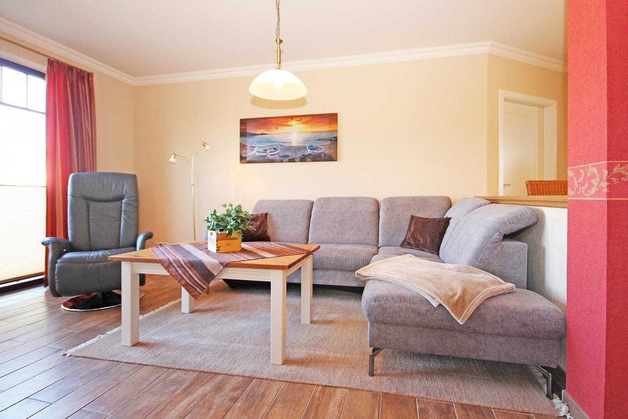 Die große Couch und zusätzlich ein bequemer Sessel